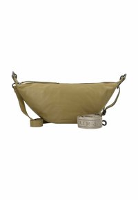 Borsa a spalla in pelle verde oliva con silhouette curva, chiusura con zip e tracolla regolabile. Nota tracolla in tessuto beige con lettering in rilievo.