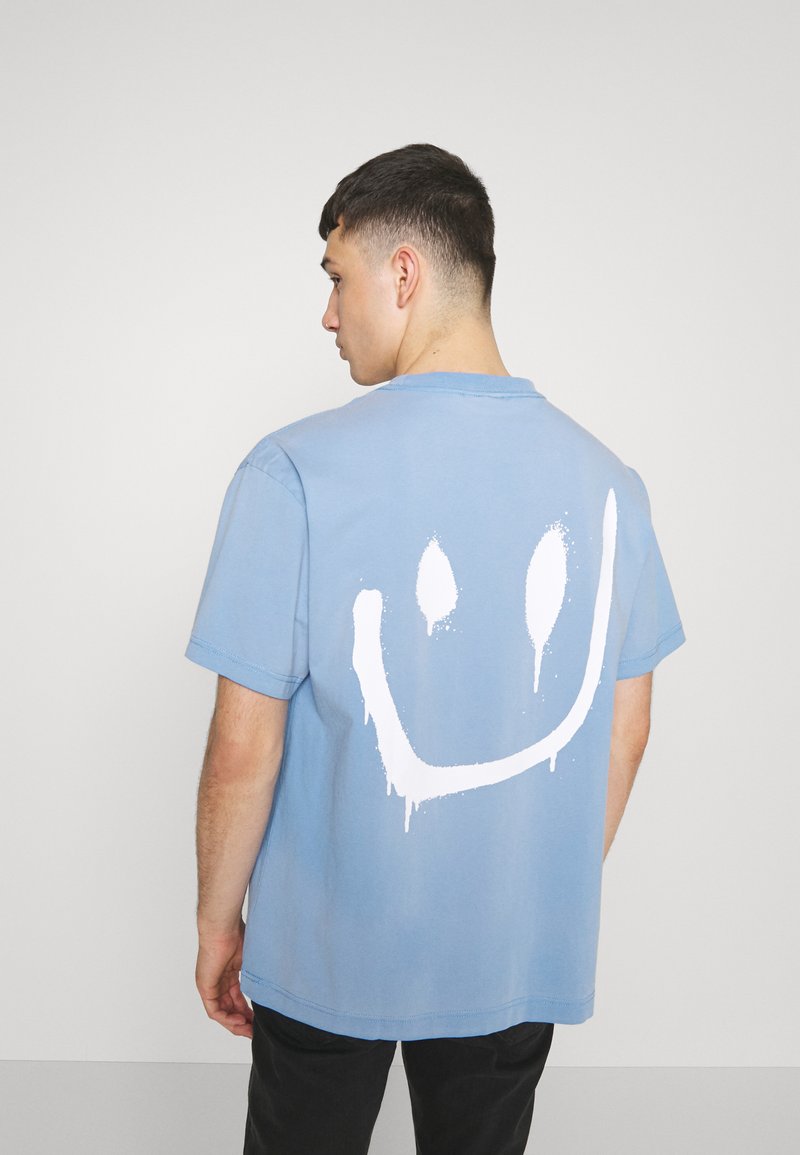 Damen T-Shirts | Weekday OVERSIZED SUNBLEACHED UNISEX T-Shirt print blue washed/blau - UH19901 Damen T-Shirts | Weekday OVERSIZED SUNBLEACHED UNISEX T-Shirt print blue washed/blau - UH19901