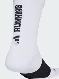 Chaussette blanche mi-mollet avec un talon noir et le texte "RUNNING" en noir sur le côté, présentant un petit logo Adidas noir sous le texte.