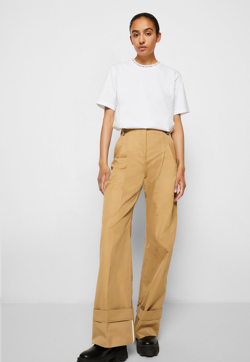Damen Bekleidung | Victoria Victoria Beckham FLARED TROUSER Stoffhose sandstone/beige - FP57127 Damen Bekleidung | Victoria Victoria Beckham FLARED TROUSER Stoffhose sandstone/beige - FP57127