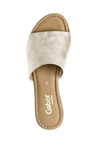 Gabor komfort slide-sandal i ljus metallisk silversuede med ett brett ovandelsband, vadderad sula och tanfärgad sula. Har minimal sömnad.