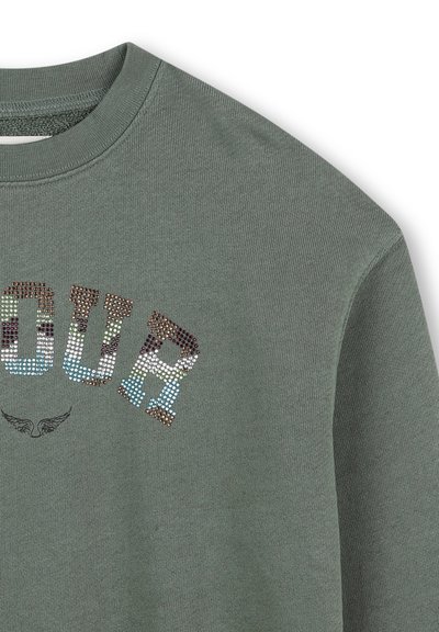 Sweatshirt vert avec un col rond et un design décoratif en strass multicolores épelant "YOUR". Tissu texturé avec une apparence robuste.