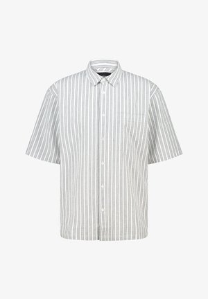 Camicia a maniche corte con bottoni, di base grigia chiara e strisce verticali alternate di grigio scuro, con taschino sul petto e colletto standard.