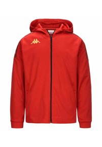 Rode zip-up hoodie van lichtgewicht materiaal, met een capuchon, zwarte rits en een gouden logo op de linkerborst. Lange mouwen met gebreide boorden.