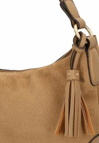 Beige Kunstwildleder-Handtasche mit einer geschwungenen Silhouette, ausgestattet mit einem Lederfransen-Detail, goldenen Beschlägen und einem Reißverschlussverschluss an der Oberseite.