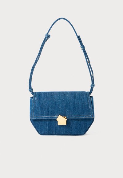 Bolso de mezclilla con un diseño estructurado, color azul, un cierre en forma de casa dorado y una correa larga y ajustable con detalles de nudos.