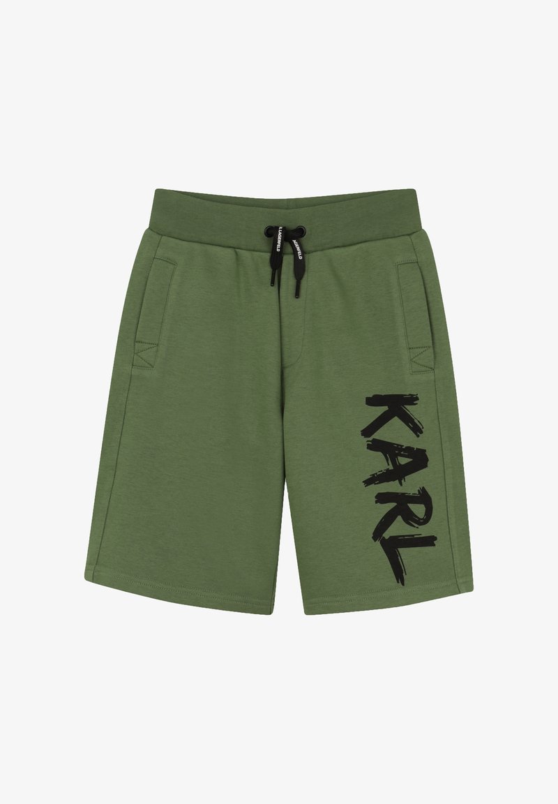 Shorts verts jusqu'au genou avec cordon de serrage noir et grand texte noir "KARL" imprimé verticalement sur la jambe droite. Deux poches latérales.