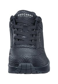 Zwarte sneaker met een gestructureerd slangenleerpatroon, vetersluiting en een rubberen zool. Heeft het "SKECHERS LOS ANGELES" logo aan de bovenkant.