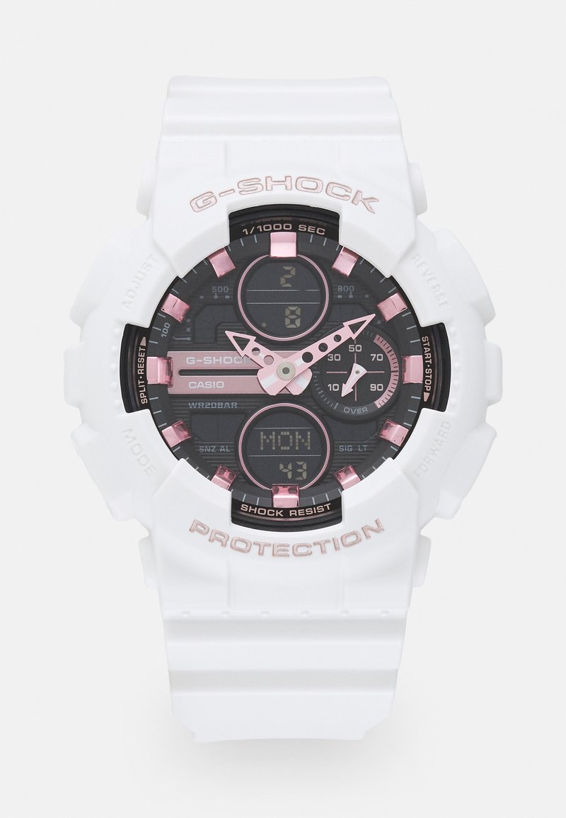 Montre G-Shock avec un bracelet en résine blanche et un cadran noir, accents roses, écran numérique et plusieurs cadrans pour les fonctions d'heure et de date.