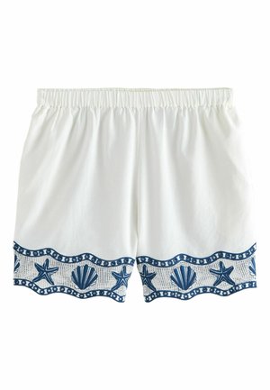 Białe szorty z elastycznym pasem i falowanym dołem, z niebieskimi haftowanymi wzorami muszli morskich i rozgwiazd.