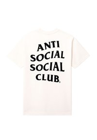 Biała koszulka z wyraźnym czarnym napisem "ANTI SOCIAL SOCIAL CLUB" ułożonym w łuk na plecach.