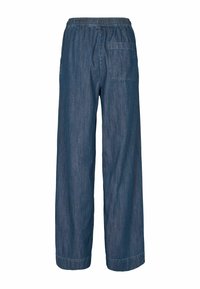 Pantaloni din denim cu picioare largi, prevăzuți cu un talie elastică, un singur buzunar pe spate și o textură moale într-o nuanță de albastru închis.