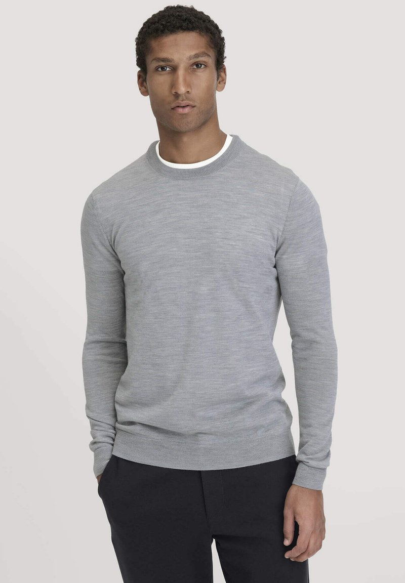 Hellgrauer Strickpullover mit langen Ärmeln und Rundhalsausschnitt, der eine strukturierte Oberfläche sowie gerippte Bündchen und Saum aufweist.