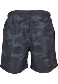 Herren Badeshorts im dunklen Camouflage-Muster, aus leichtem Material gefertigt. Mit einem elastischen Bund und einer Gesäßtasche für Stauraum.