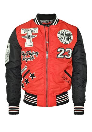 Rode bomberjack met zwarte mouwen, geborduurde patches, gestreepte manchetten en een rits aan de voorkant. Heeft sterren en "Top Gun" branding.
