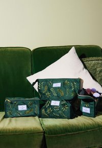 The Flat Lay Co. THE FLAT LAY CO. DRAWSTRING MAKEUP BAG - Toalettmappe - green leaves