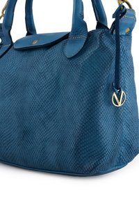 Blå håndtaske lavet af tekstureret læder, med et slangeskinds mønster, rund form, dobbelte håndtag og guld hardware detaljer.