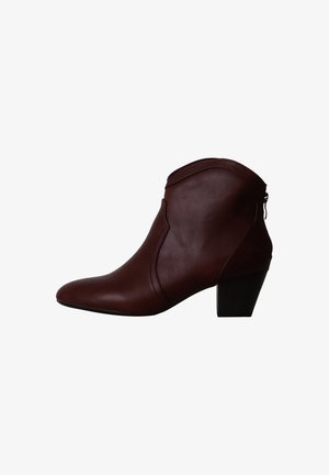 Bottine en cuir marron foncé avec talon bloc et fermeture éclair latérale, conçue pour femmes.