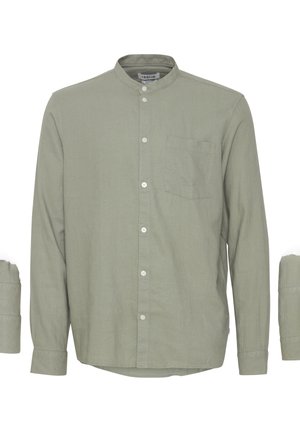 Lysegrøn olivengrøn langærmet skjorte med mandarinkrave, knapper foran og brystlomme, vist på hvid baggrund.