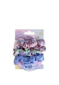Set di tre elastici per capelli: rosa con stampa floreale multicolore, verde con disegni di cartoon e blu uniforme. Tessuto morbido con texture arricciata.