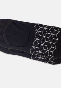 Zwarte enkelsokken met een gestructureerd gevoel hebben een geometrisch wit hexagonaal patroon vlakbij de tenen en een versterkt teengebied voor duurzaamheid.