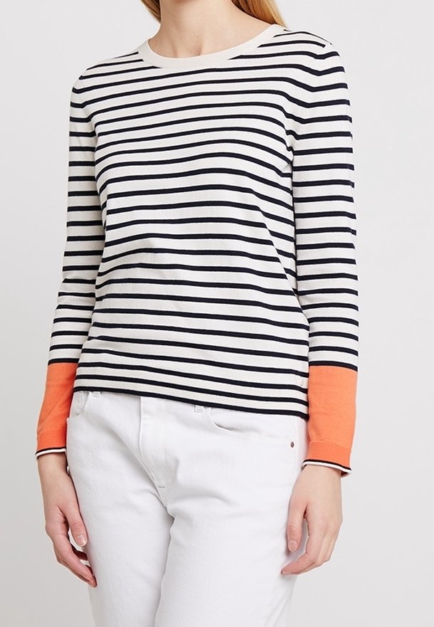 Maglia a maniche lunghe a righe in bianco e navy, con polsini arancioni a contrasto. Tessuto morbido, scollatura tonda e design aderente.