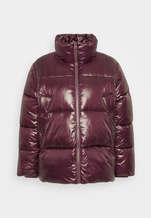 Puffjacke in tiefem Burgunderrot, glänzende Oberfläche, hoher Kragen, vorderer Reißverschluss, zwei Seitentaschen, gestepptes Design mit gepolsterten Abschnitten.