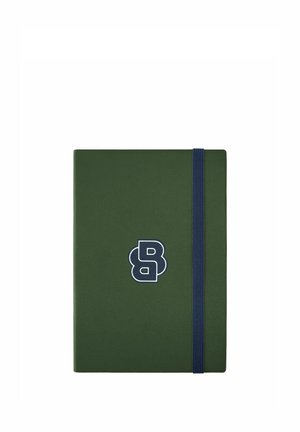 Groen hardcover notitieboek met een donkerblauwe elastische band en een wit omlijnd gestileerd "B"-logo in het midden van de voorkant.