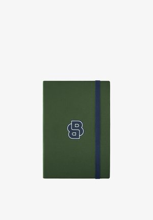 Grøn notesbog med hårdt omslag med en mørkeblå elastik og en hvid omrids-stiliseret "B"-logo centreret på forsiden.