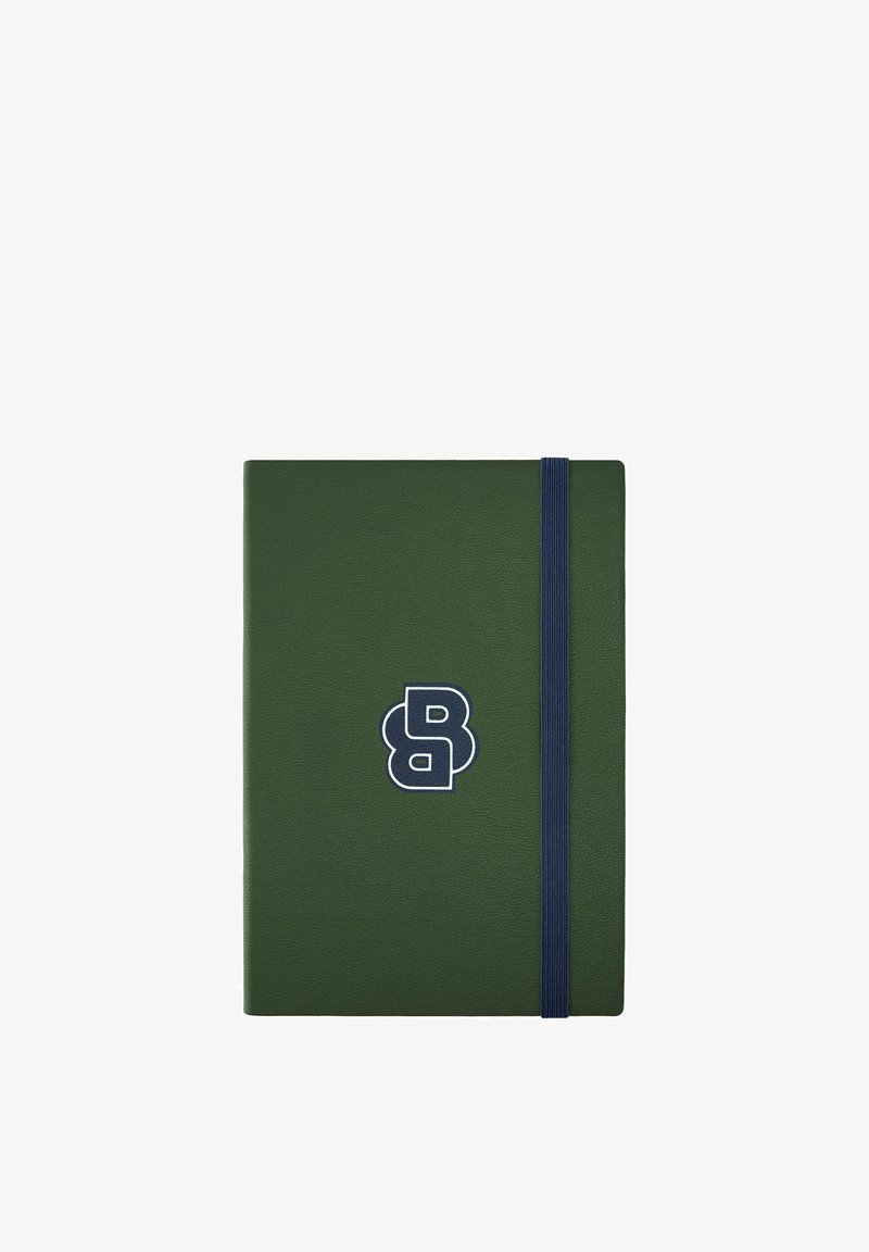 Carnet à couverture rigide verte avec un élastique bleu foncé et un logo stylisé "B" blanc en contour centré sur la couverture avant.
