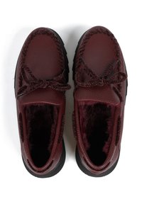 Burgundowe skórzane buty o teksturowanym wykończeniu, z wyściełanym wnętrzem i czarną gumową podeszwą. Posiadają dekoracyjne sznurowanie i miękką podszewkę.