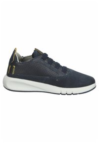 Zapatillas deportivas de color azul marino, fabricadas en ante con un diseño perforado, cordones elásticos, suela blanca y un acento amarillo en el talón.