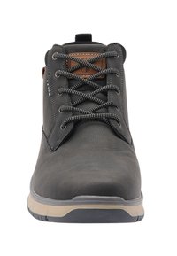 Tumši pelēki ādas zābaki ar teksturētu virsmu, kontrastējošu brūnu ādas akcentu, apaļu purngalu un rakstainām melnbaltām šņorēm. Plakana gumijas zole.