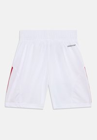 Weiße Sportsch shorts mit einem elastischen Bund, versehen mit roten Akzenten an den Seitentaschen und einem kleinen schwarzen "ERGO READY" Logo.