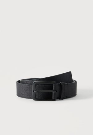 Ceinture en cuir noire avec un motif texturé subtil et une boucle métallique noire rectangulaire, enroulée sur un fond blanc.