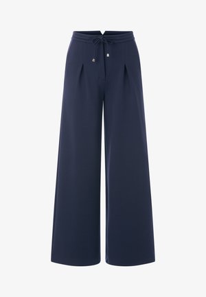 Pantaloni largi de culoare bleu marin, confecționați dintr-un material moale, având un brâu cu șnur și două pliuri în față pentru un plus de detaliu.