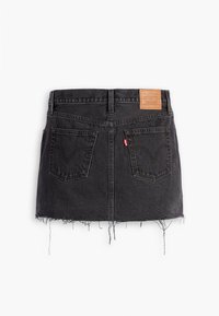 Mini-jupe en denim noir avec deux poches arrière, passants de ceinture, ourlet effiloché, et un écusson en cuir de la marque sur la ceinture.