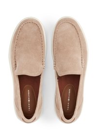 Lys rosa semsket skinn slip-on sko med en glatt tekstur, rund tå og hvit gummisåle. Brun innside med logo-detaljer.