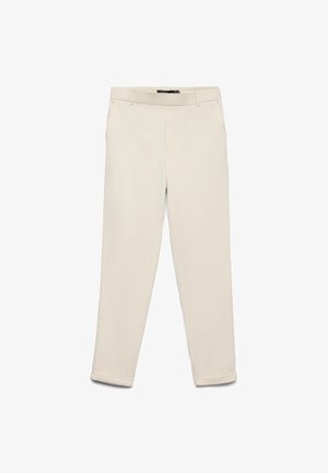 Beige smale bukser med beltehemper, kortet kant og en flat front, designet for en skreddersydd passform.