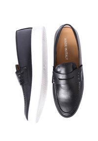 Scarpa slip-on in pelle nera con finitura liscia, dotata di una fascia decorativa, suola in gomma bianca e "MADE IN ITALY" impresso all'interno.