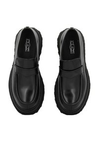 Zwarte leren instappers met een ronde neus, voorzien van een gestikte accent op de wreef en een getextureerde rubberen zool voor grip.