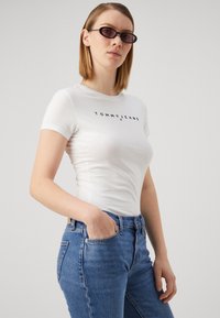 Tommy Jeans SLIM LINEAR TEE - Triko s potiskem - white
