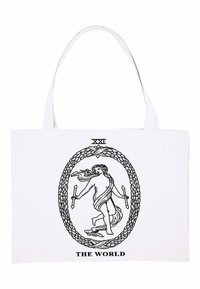 Borsa in tela bianca con un graffito nero raffigurante una figura in un bordo circolare, con la scritta "XXI THE WORLD" sotto.