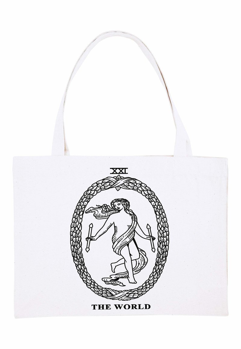 Borsa in tela bianca con un graffito nero raffigurante una figura in un bordo circolare, con la scritta "XXI THE WORLD" sotto.
