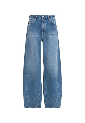 Jean en denim bleu clair, à jambe large, avec taille haute, poches avant et fermeture à bouton. Texture légèrement délavée et finition propre.