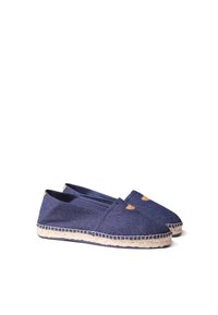 Námořnické modré espadrilky z plátna, s mandlovými špičkami a juty provazovými podrážkami. Obsahují hnědé kožené detaily kolem špičky.