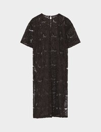 Μαύρο δαντελένιο φόρεμα μήκους έως το γόνατο με κοντά μανίκια, λουλουδάτο μοτίβο και κλείσιμο με κουμπιά στην πλάτη, απεικονισμένο σε απλό φόντο.