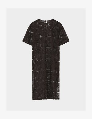 Rochie neagră din dantelă până la genunchi, cu mâneci scurte, model floral și închidere cu nasturi în spate, prezentată pe fundal simplu.