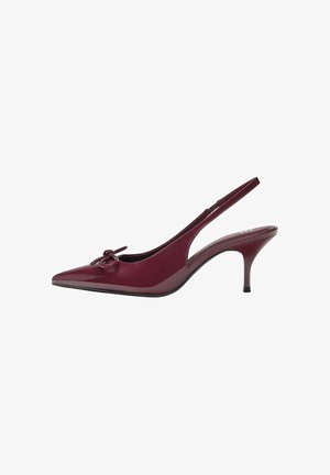 Tacco slingback in pelle verniciata bordeaux con punta affilata, dettaglio a nodo sulla tomaia e un sottile tacco stiletto. Finitura liscia e lucida.