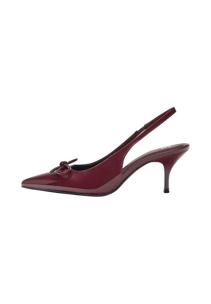 Burgundska lakirana slingback peta s špičastim nosom, zavojem na prednjem delu in tankim stiletto peto. Gladek, sijajen finiš.
